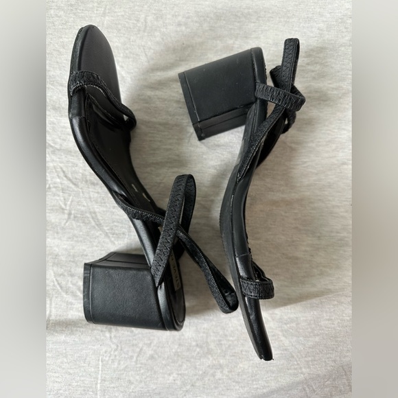 Steve Madden size 6 women’s chunky black leather block heels w/ stretchy straps - Picture 5 of 8